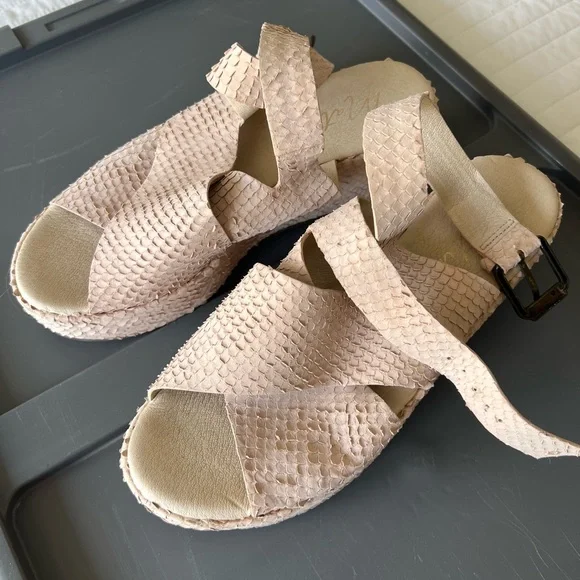 Matisse Cream Sandals with Crossover Straps - Picture 2 of 2